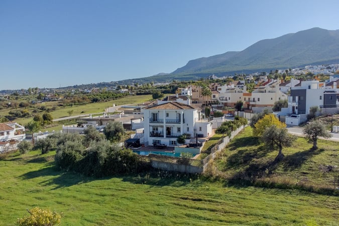 Villa in Alhaurin el Grande - view 1