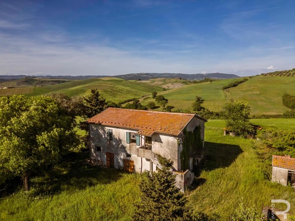 House in Cinigiano - view 1