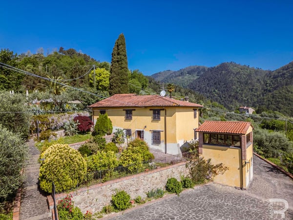 House in Pescia - view 1