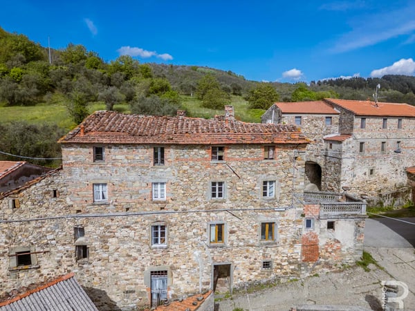House in Fivizzano - view 1