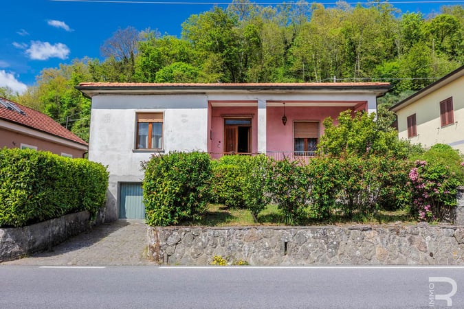 House in Fivizzano - view 1
