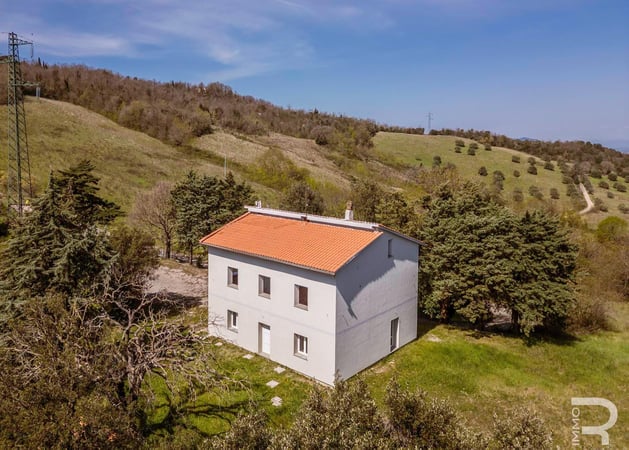 Villa in Pomarance - view 1