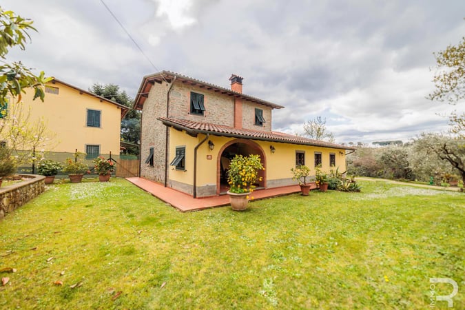 Villa in Capannori - view 1