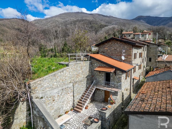 House in Casola in Lunigiana - view 1