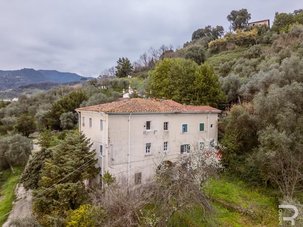 Villa in Carrara - view 1