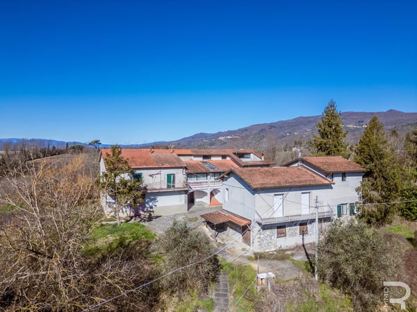 House in Fivizzano - view 1