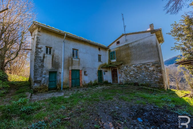 House in Fosdinovo - view 1