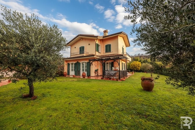Villa in Pontremoli - view 1