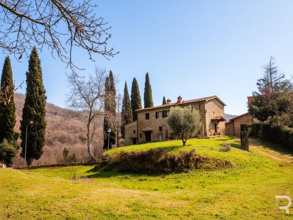 House in Castiglion Fibocchi - view 1