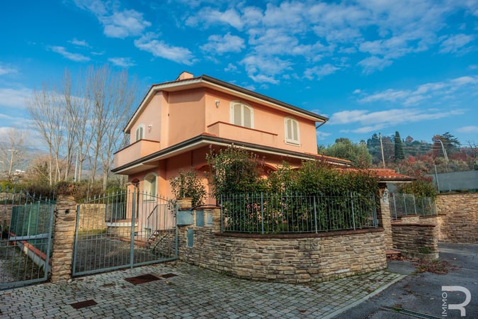 Villa in Massa e Cozzile - view 1