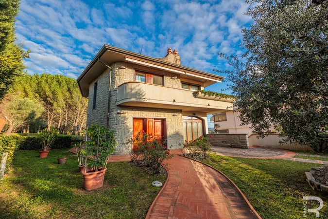Villa in Vinci - view 1