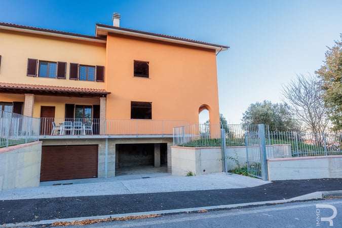 House in Sarteano - view 1
