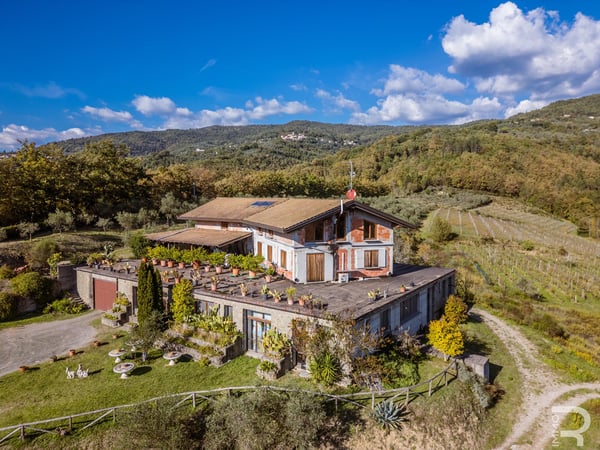 House in Fivizzano - view 1