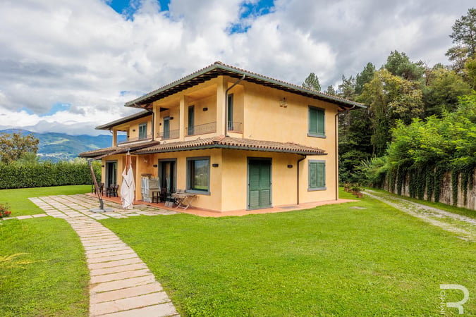 Villa in Castelnuovo di Garfagnana - view 1