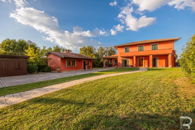 Villa in Castelfiorentino - view 1