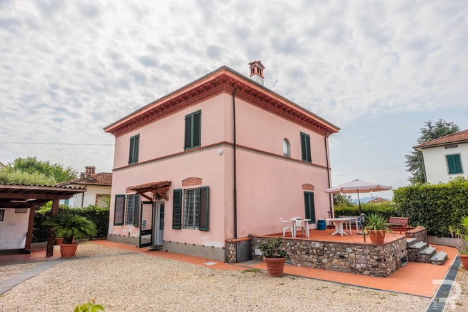 Villa in Capannori - view 1