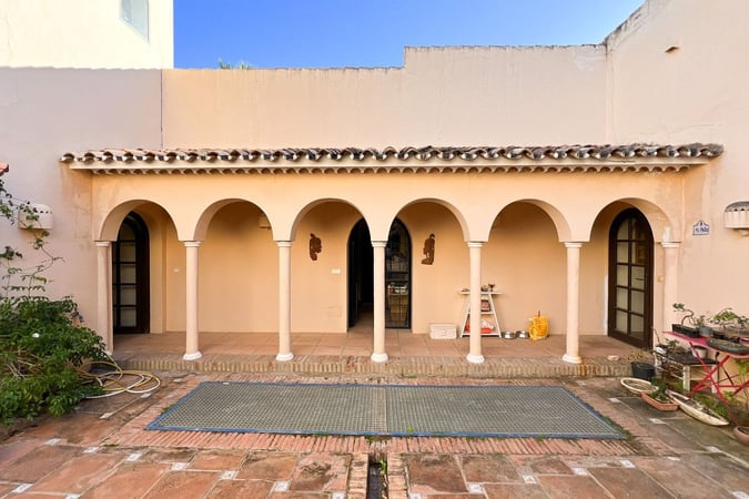 Villa in Estepona - view 1