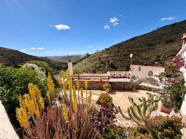 House in Benizalon - Image 3