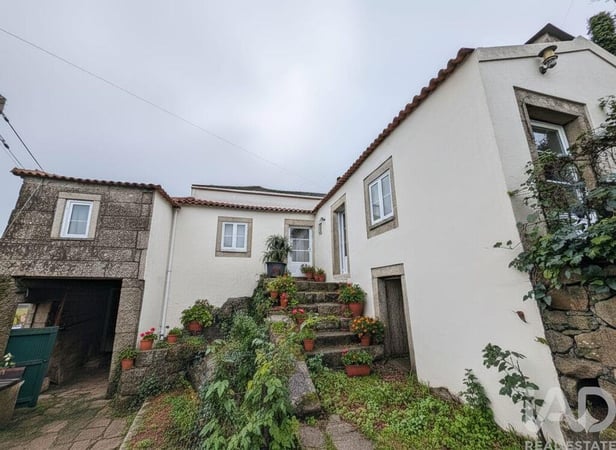 House in Vila Nova de Cerveira - view 1