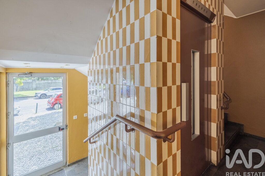 Apartment in Carnide - Image 2
