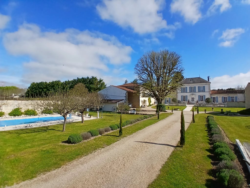 House in Saint-Jean-d'Angely - Image 2