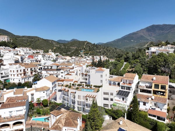 Apartment in Benahavis - view 1
