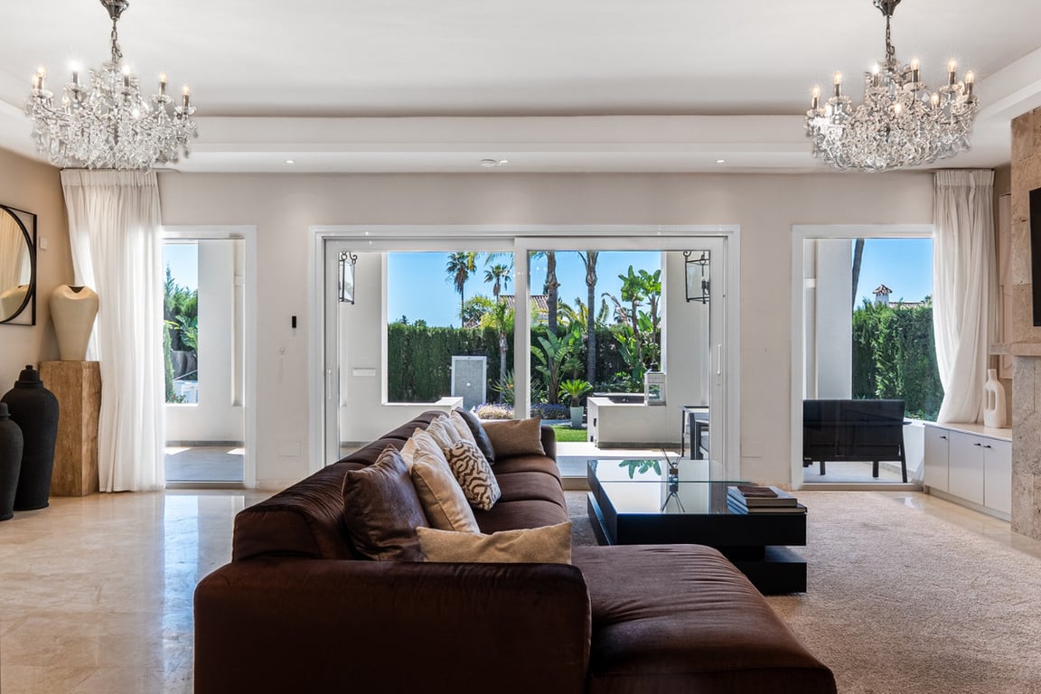 Villa in Nueva Andalucia - Image 2