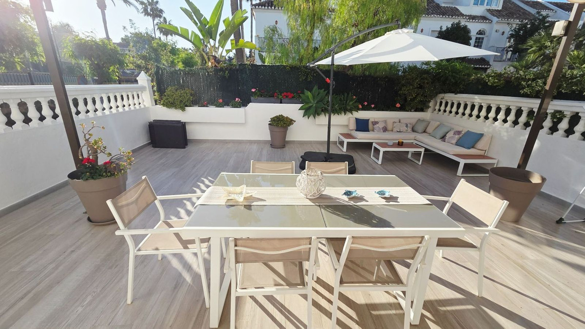 Villa in Nueva Andalucia - Image 2