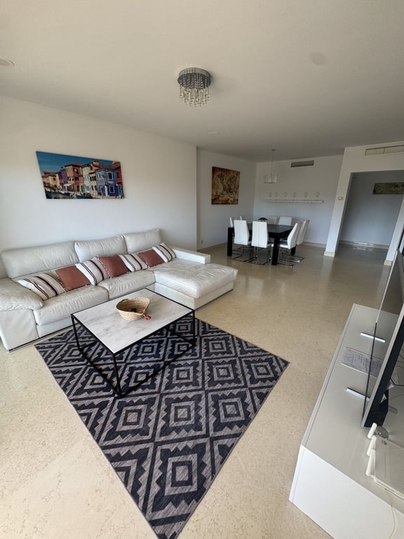 Apartment in Benahavis - Image 2