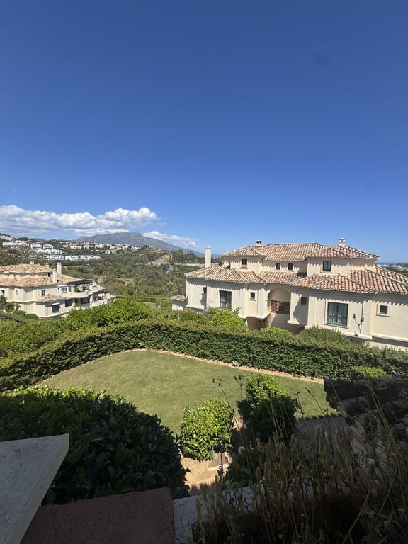 Apartment in Benahavis - Image 3