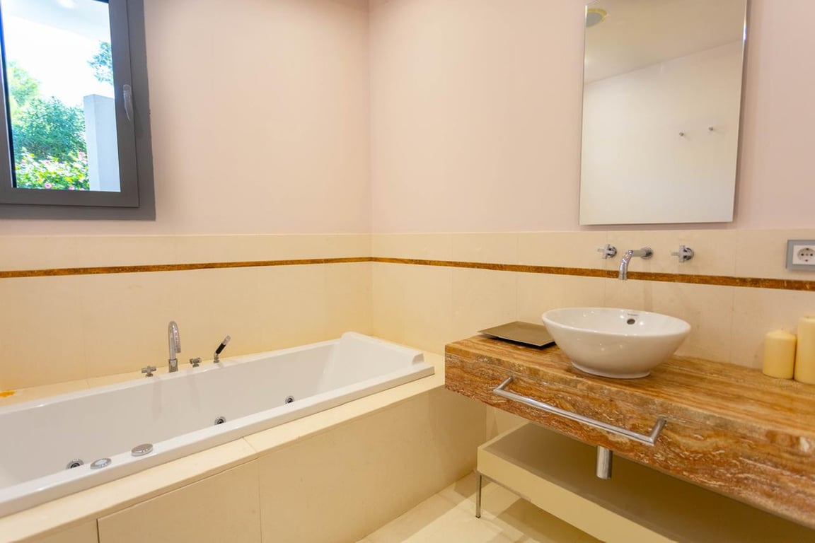 Villa in Nueva Andalucia - Image 3