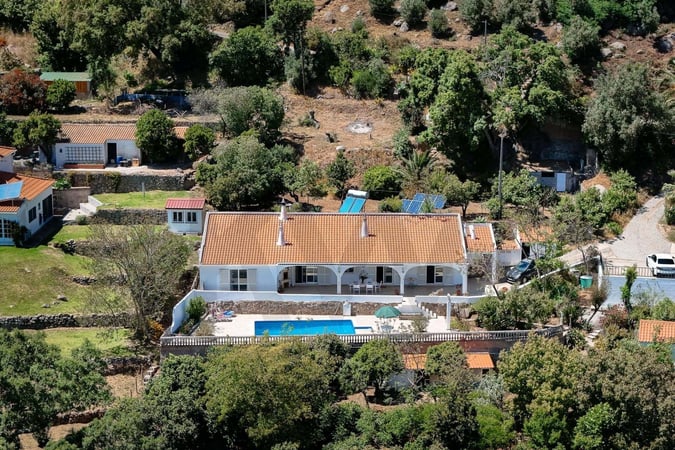 Villa in Alferce - view 1
