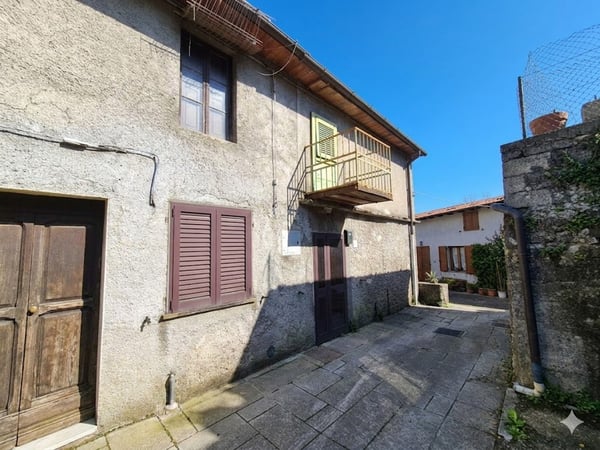 House in Minucciano - view 1