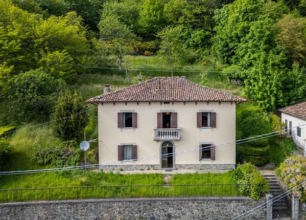Villa in Castiglione di Garfagnana - view 1