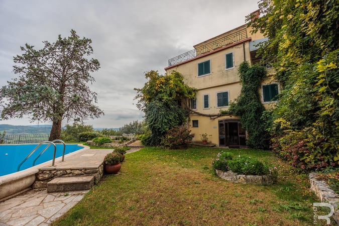 Villa in Manciano - view 1