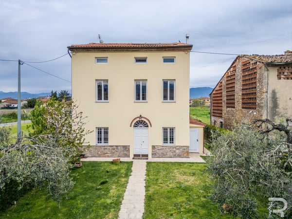 Villa in Capannori - view 1