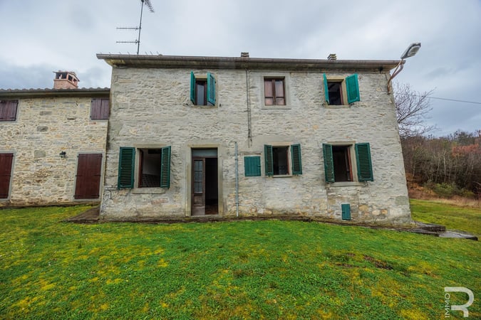 House in Caprese Michelangelo - view 1
