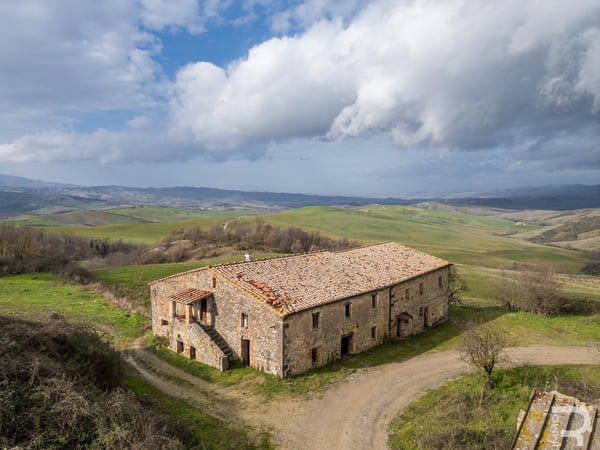 House in Radicofani - view 1