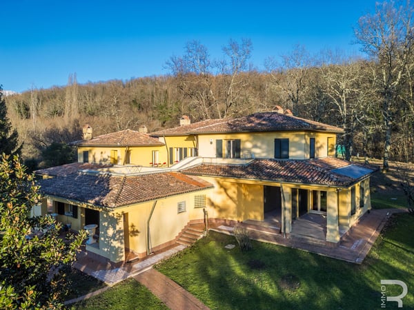 Villa in Bagnone - view 1