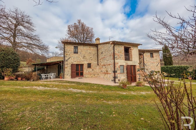House in Radicofani - view 1