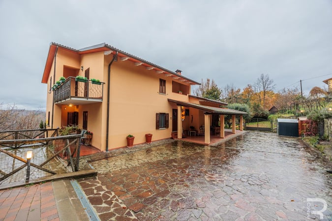 Villa in Castel San Niccolo - view 1