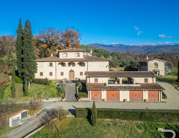Villa in Castelfranco Piandisco - view 1