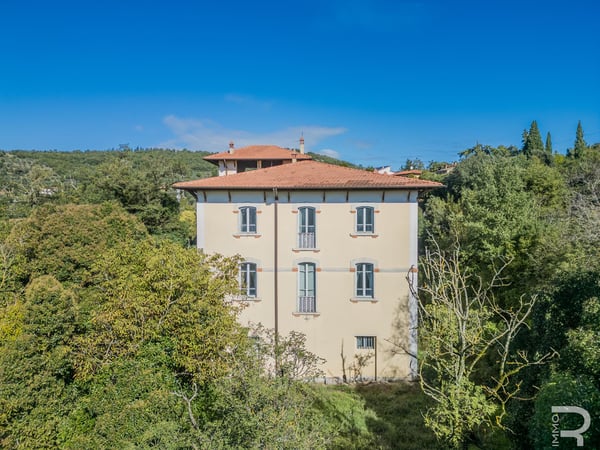 Villa in Arezzo - view 1