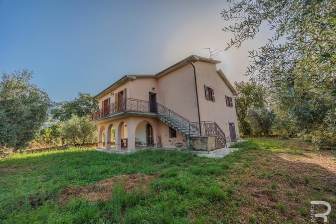 House in Sorano - view 1