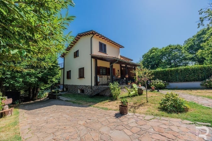 Villa in Santa Fiora - view 1