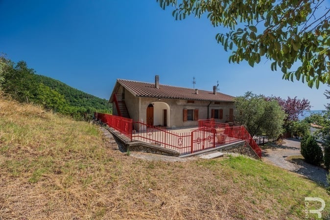 House in Piancastagnaio - view 1