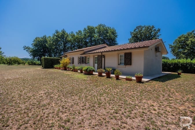 Villa in Manciano - view 1
