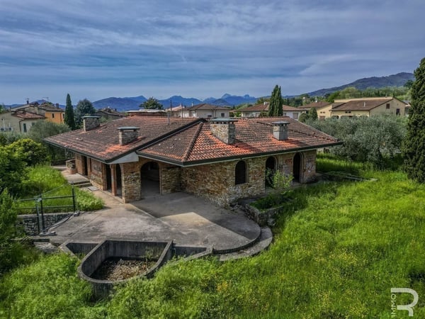 Villa in Capannori - view 1