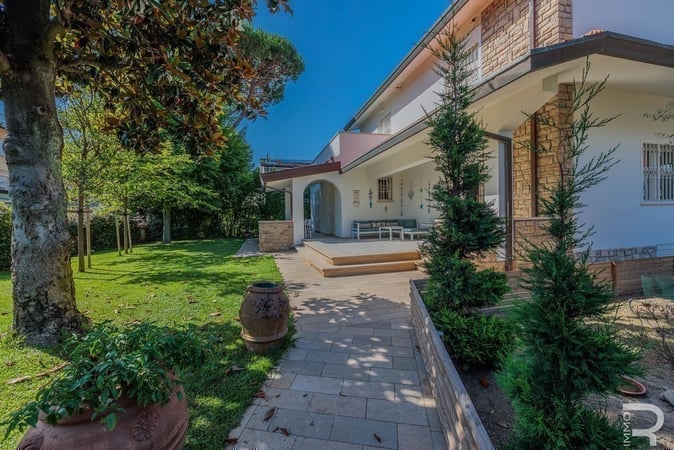 Villa in Forte dei Marmi - view 1
