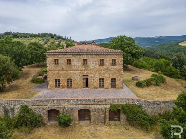 Villa in Pomarance - view 1